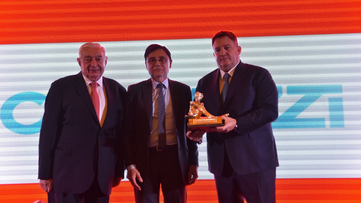Alejandro Macfarlane recibió el premio Fortuna.