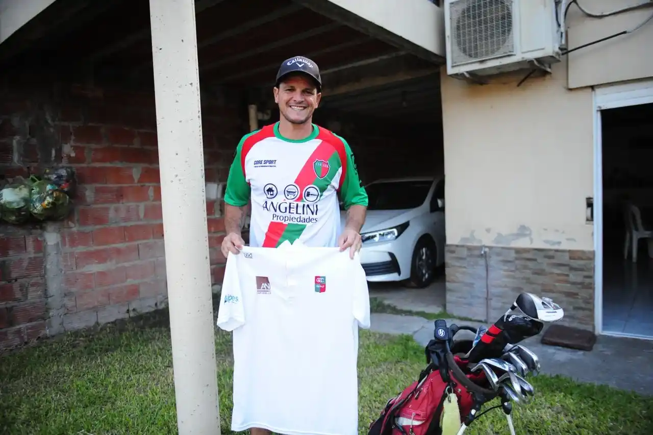 Unió sus dos pasiones: con la camiseta de Juvenil del Norte y su kit de golf. Crédito: MR Fotografía.