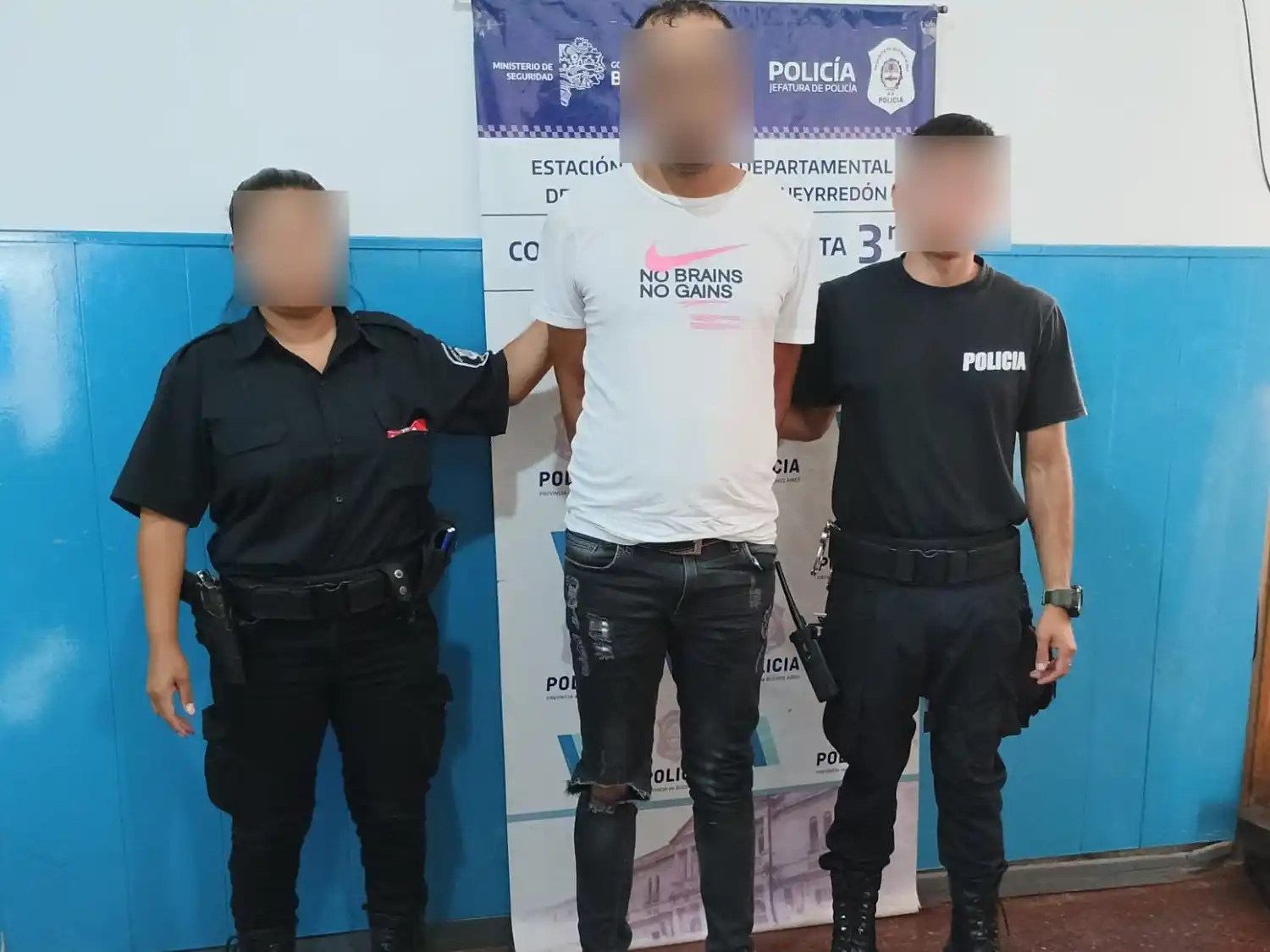 El hecho ocurrió luego de un llamado al 911 que alertó sobre una camioneta en presunto estado de abandono en una estación de servicio Shell