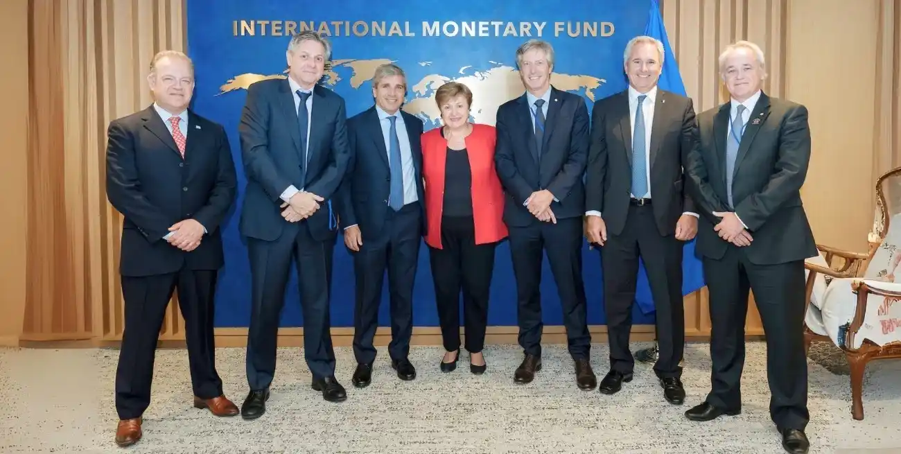 Junto a Georgieva, la delegación económica argentina encabezada por el ministro Caputo, el presidente del BCRA, Santiago Bausili; el secretario de Finanzas, Pablo Quirno; el secretario de Política Económica, José Luis Daza, y el vicepresidente de la entidad monetaria, Vladimir Werning.