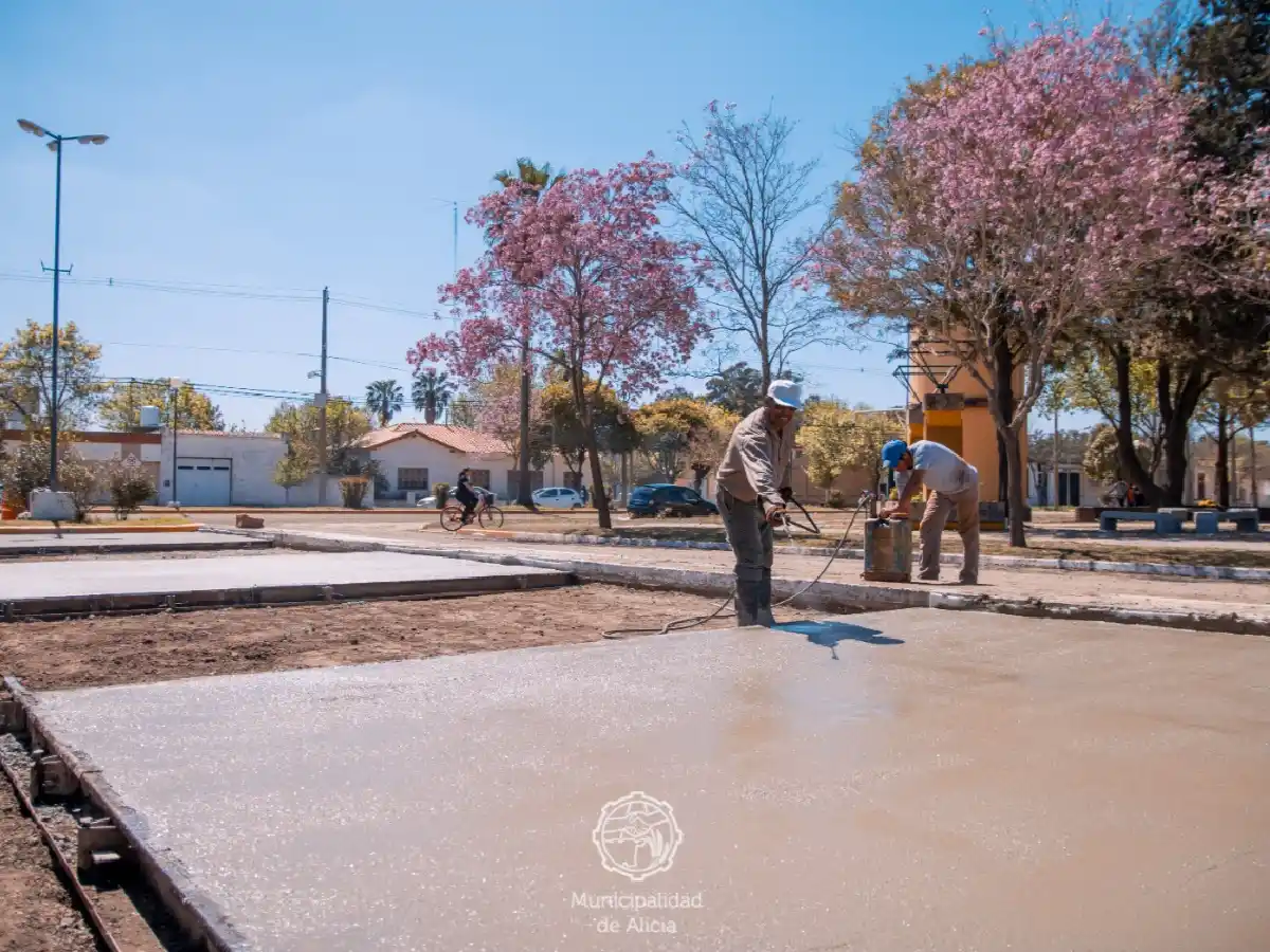 Alicia: avanza la pavimentación alrededor de plaza San Martín   