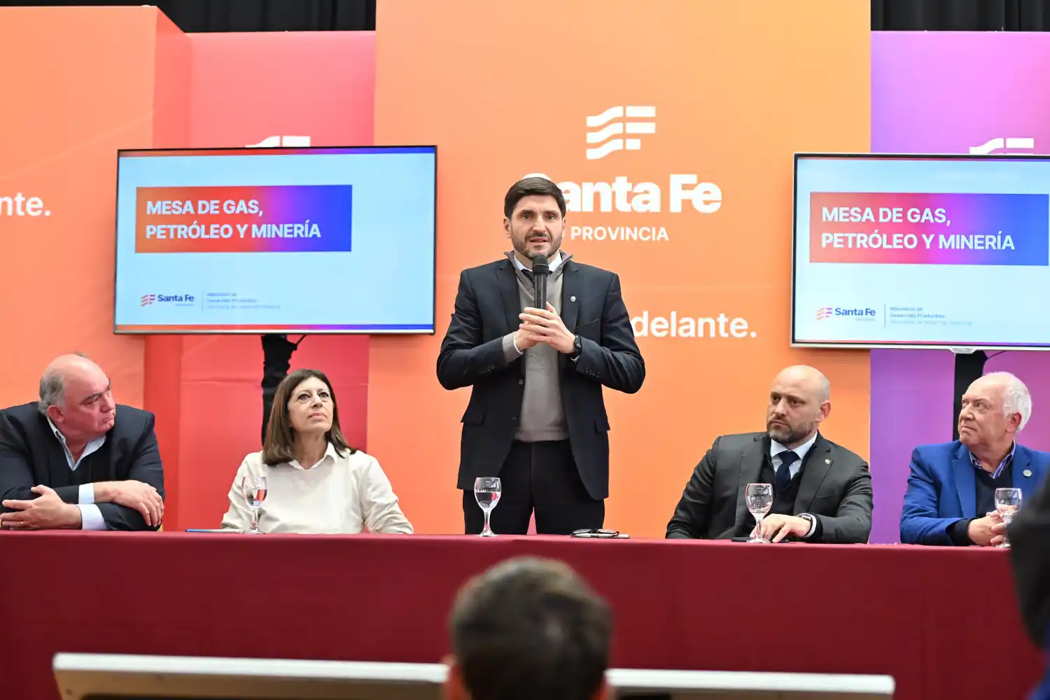 El gobernador encabezó el encuentro de la Mesa de Gas, Petróleo y Minería.