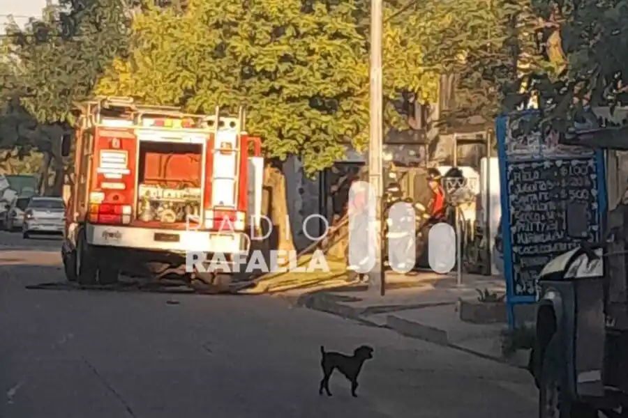 Incendio en vivienda de barrio Villa Dominga: bomberos trabajaron en el lugar