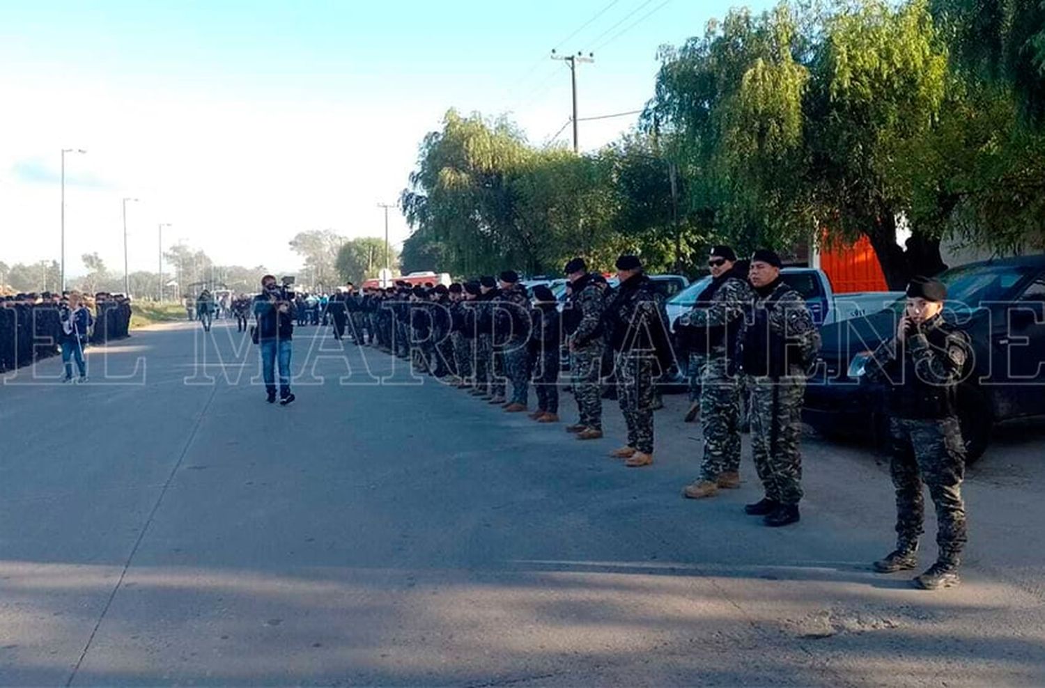 Con un fuerte operativo inician el desalojo: "¿Por qué no ayudan a la gente?"