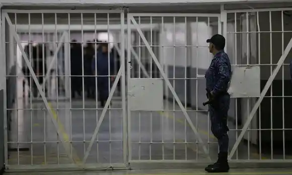 MOTÍN EN CÁRCEL COLOMBIANA: presos tienen a varios guardias de rehenes