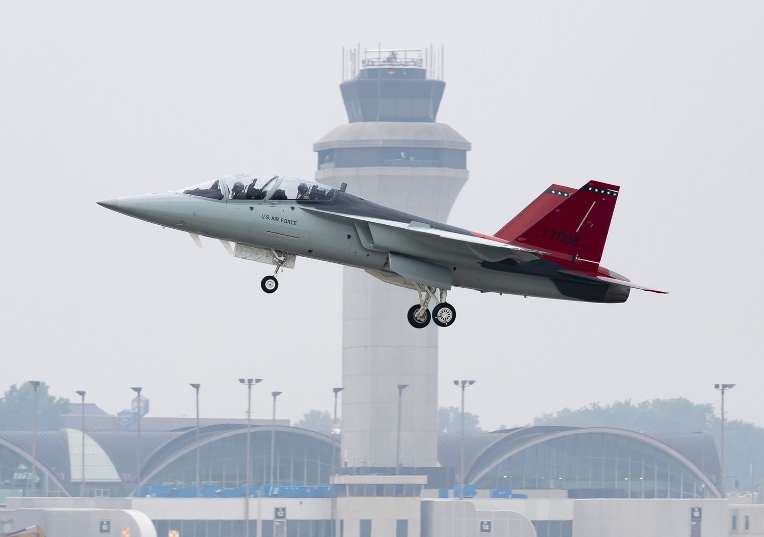 Piloto de la USAF vuela un T-7A Red Hawk por primera vez