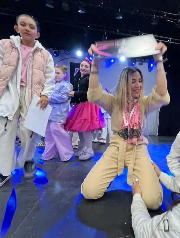 Paula Besel festeja junto a sus alumnas-