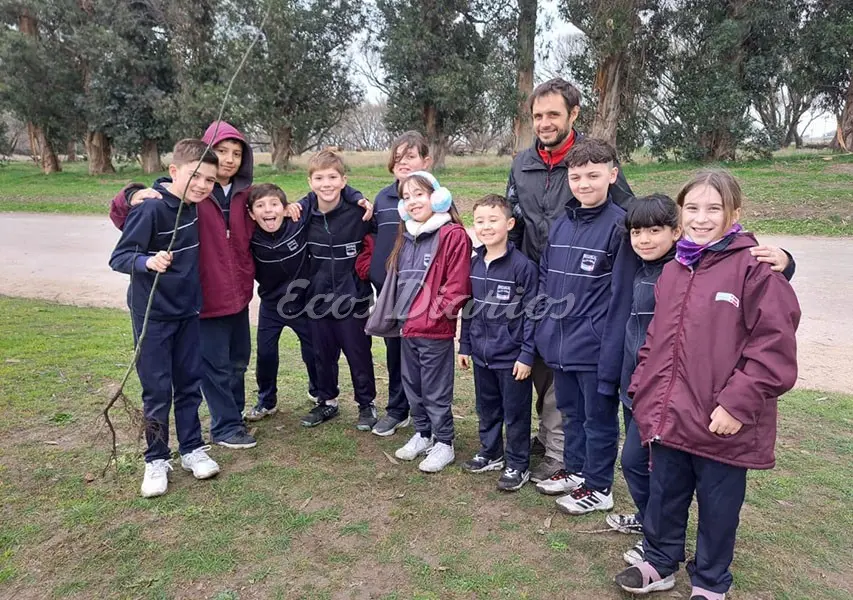 Juan García junto a Francisco, Francesca, Benicio, Clara, Elena, Agus y otros chicos del Danes