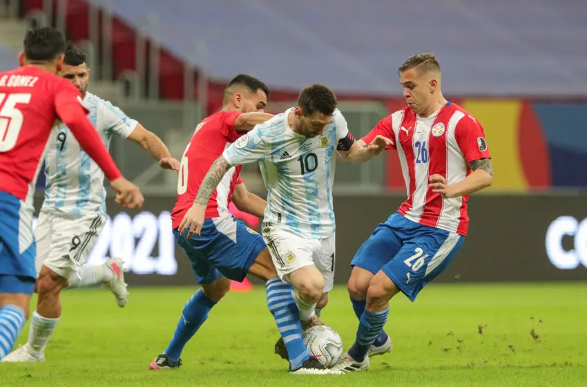Argentina venció con lo justo a Paraguay y aseguró su pase a cuartos