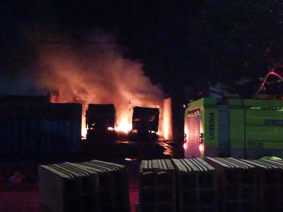 Se incendiaron dos camiones nuevos en Lobería