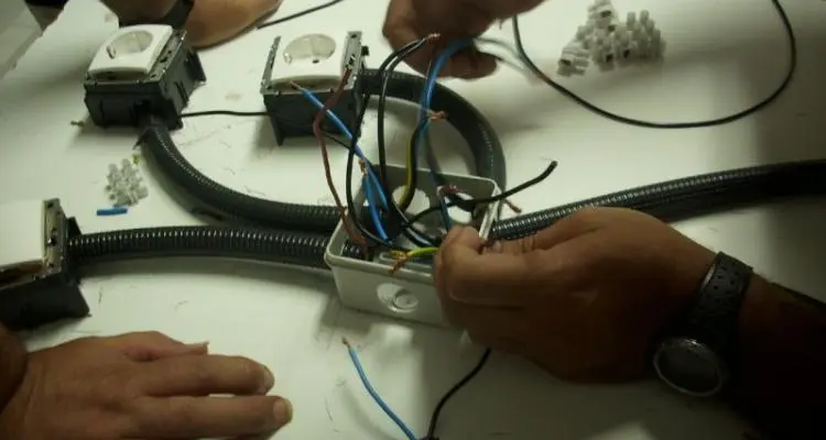 Curso de electricidad en Río Tala