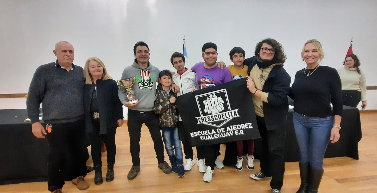 La Escuela de ajedrez de nuestra ciudad denominada CHESSCUELITA que funciona en calle San Antonio, frente al cajero del Banco Nación se trajo para nuestra ciudad un meritorio tercer premio por su mejor desempeño a nivel Grupal.