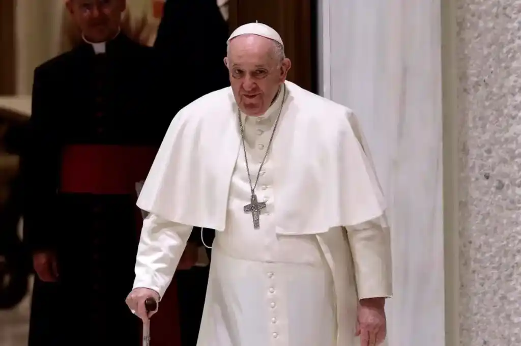 Operan de urgencia al papa Francisco por una obstrucción intestinal