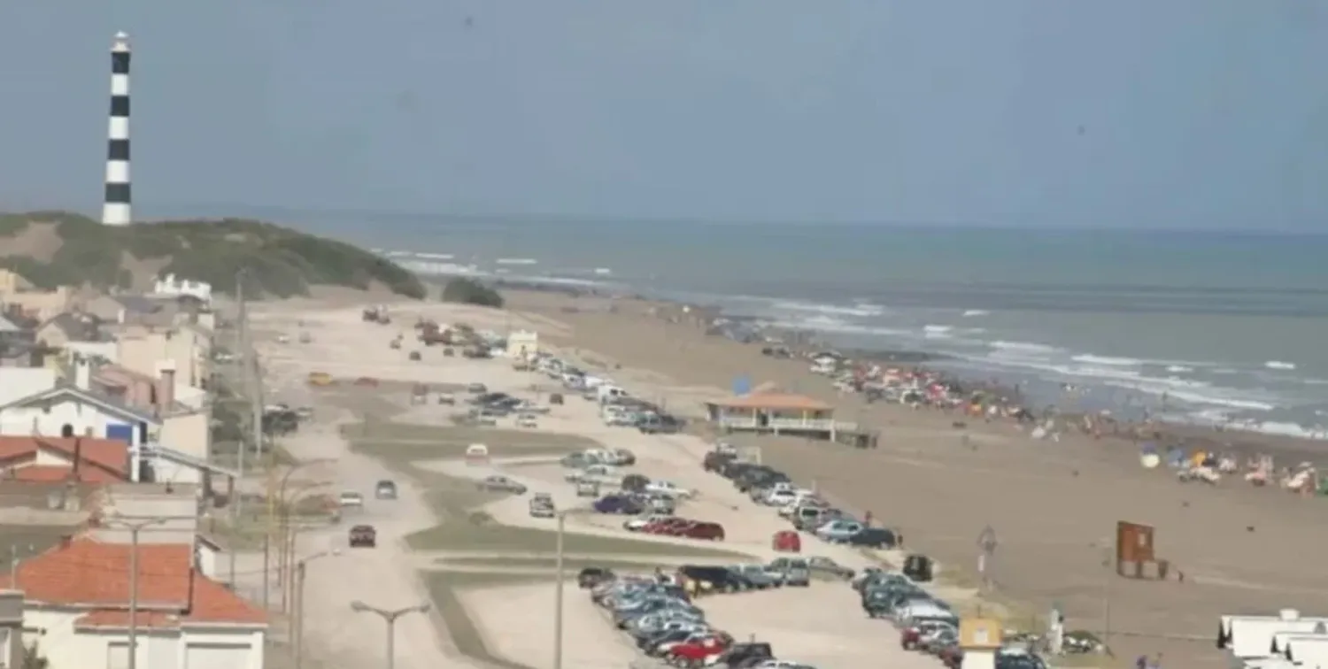 Fue visto mar adentro luego de alquilar un kayak en el balneario de Claromecó, en el distrito bonaerense de Tres Arroyos, se informó oficialmente.