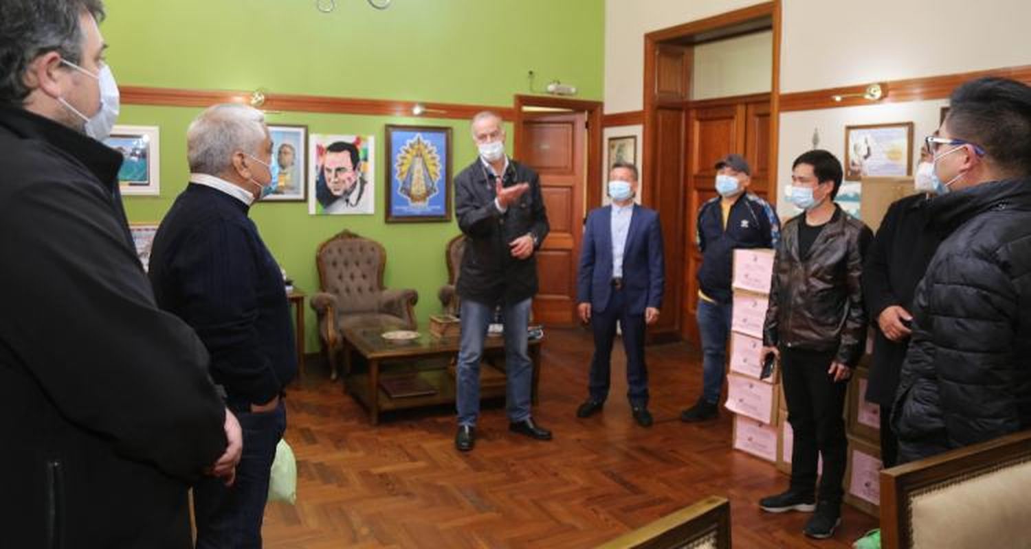 Diez empresarios chinos llegaron a San Pedro para entregar donación de barbijos y guantes al Municipio