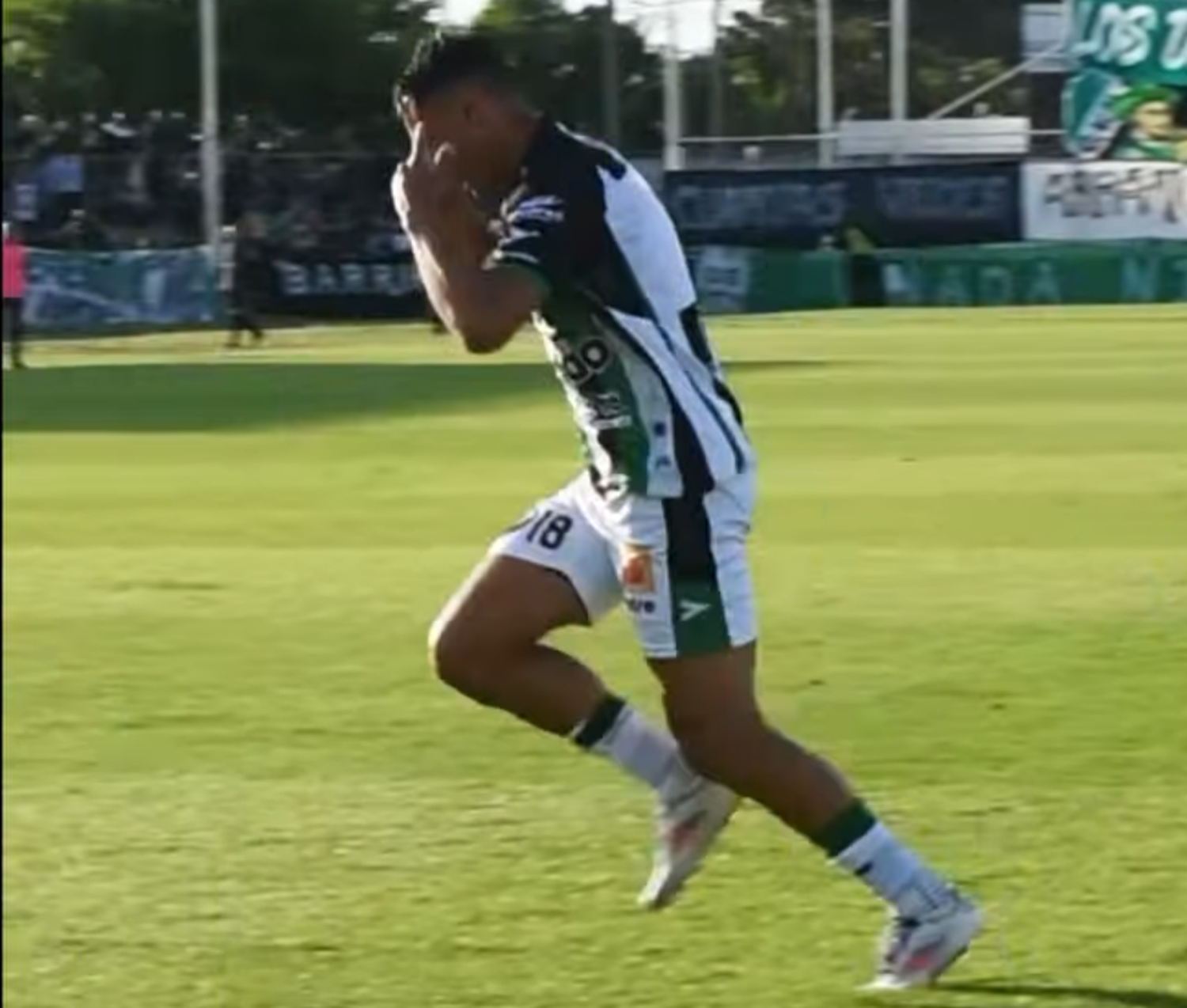 Festejo. De Ezequiel Cérica tras el gol para Villa Mitre