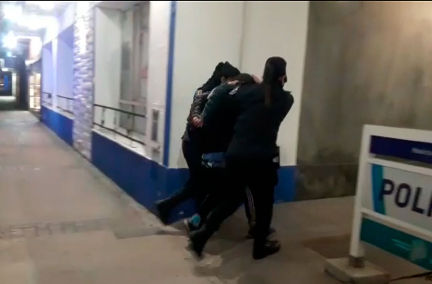 Fue a una cervecería y se llevaba entre sus ropas botellas de vino y un taladro eléctrico