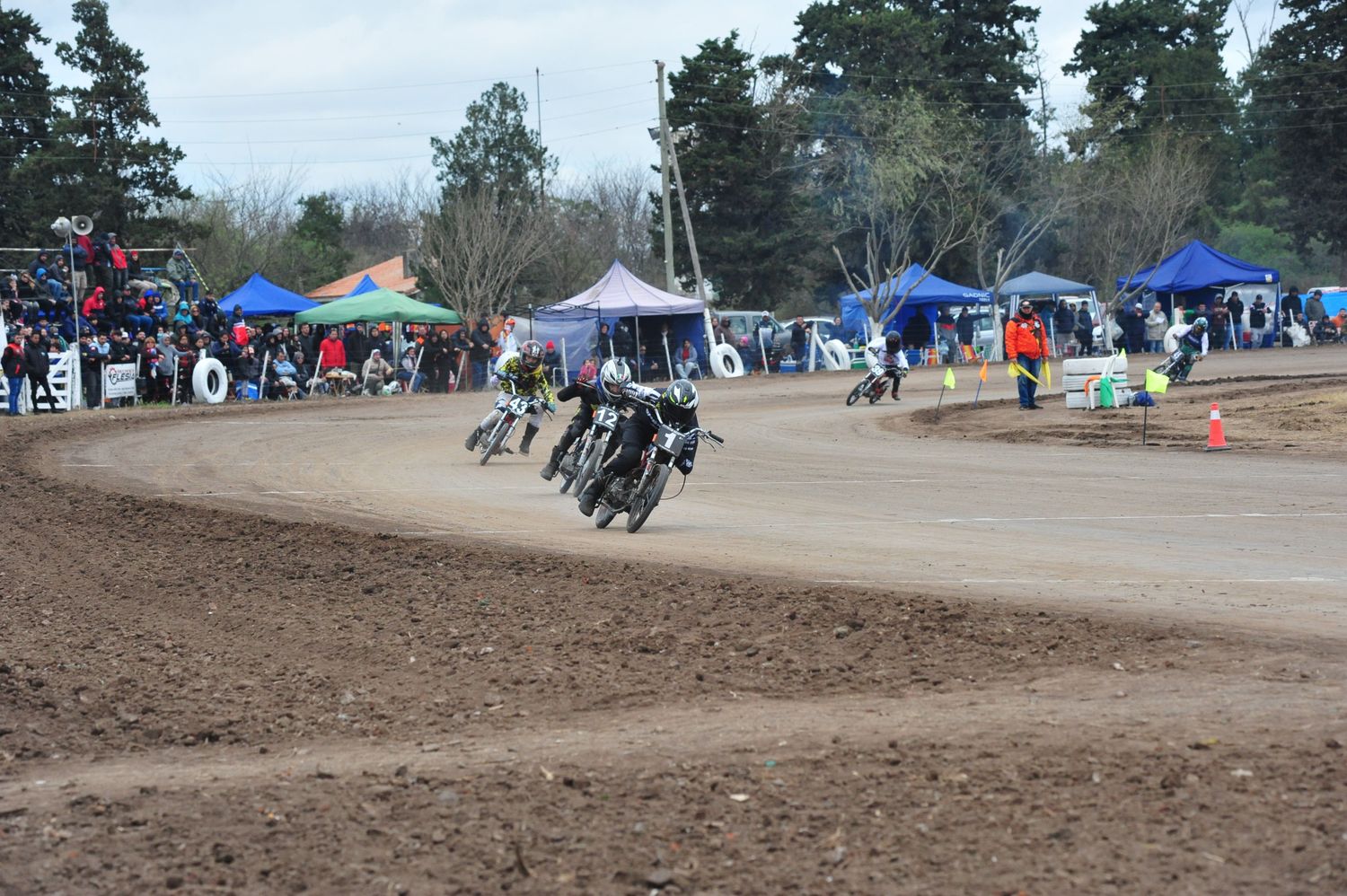 El piloto local, actual campeón de la divisional 110cc Menores, se impuso ante su gente en un final muy reñido, que se definió en las últimas vueltas.