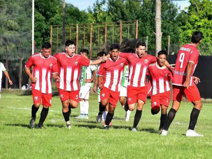 8 de Diciembre goleó a Mariano
Moreno y está en la siguiente fase