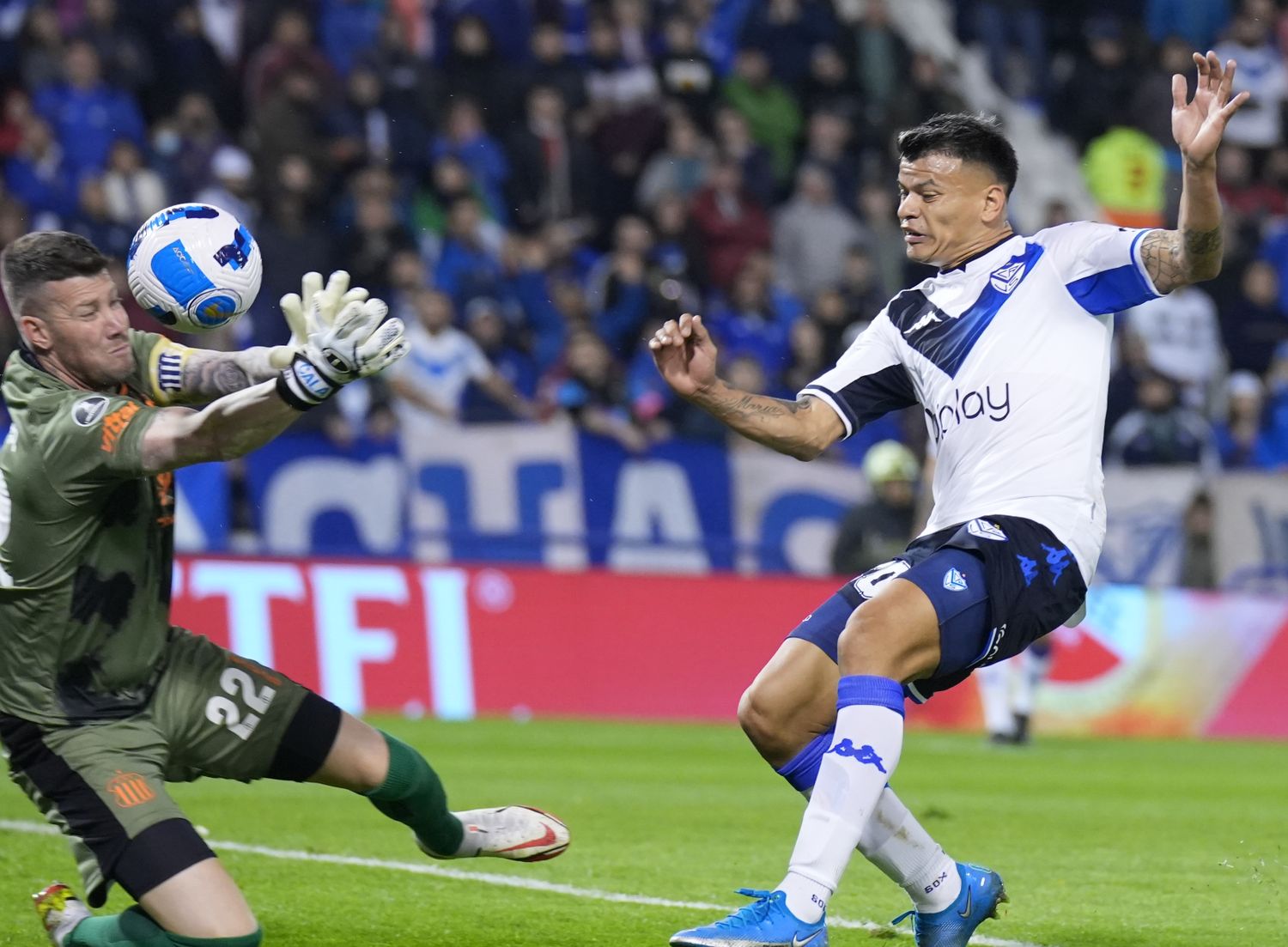Vélez sacó ventaja en un final para el recuerdo