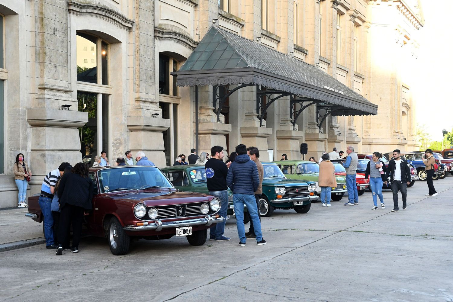 Organizan la segunda Muestra de autos clásicos en la ciudad de Santa Fe