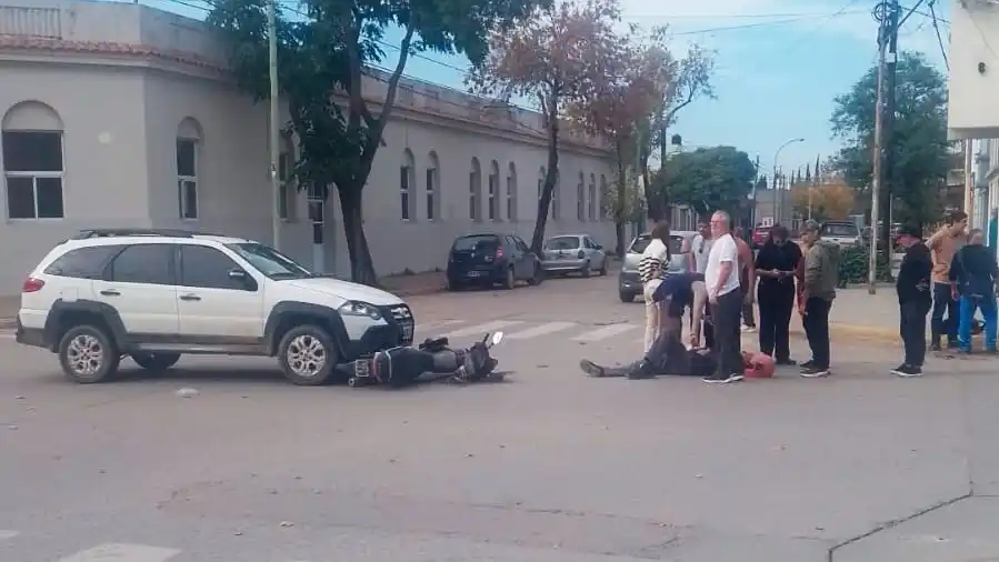 Choque en 54 y 65: un motociclista herido