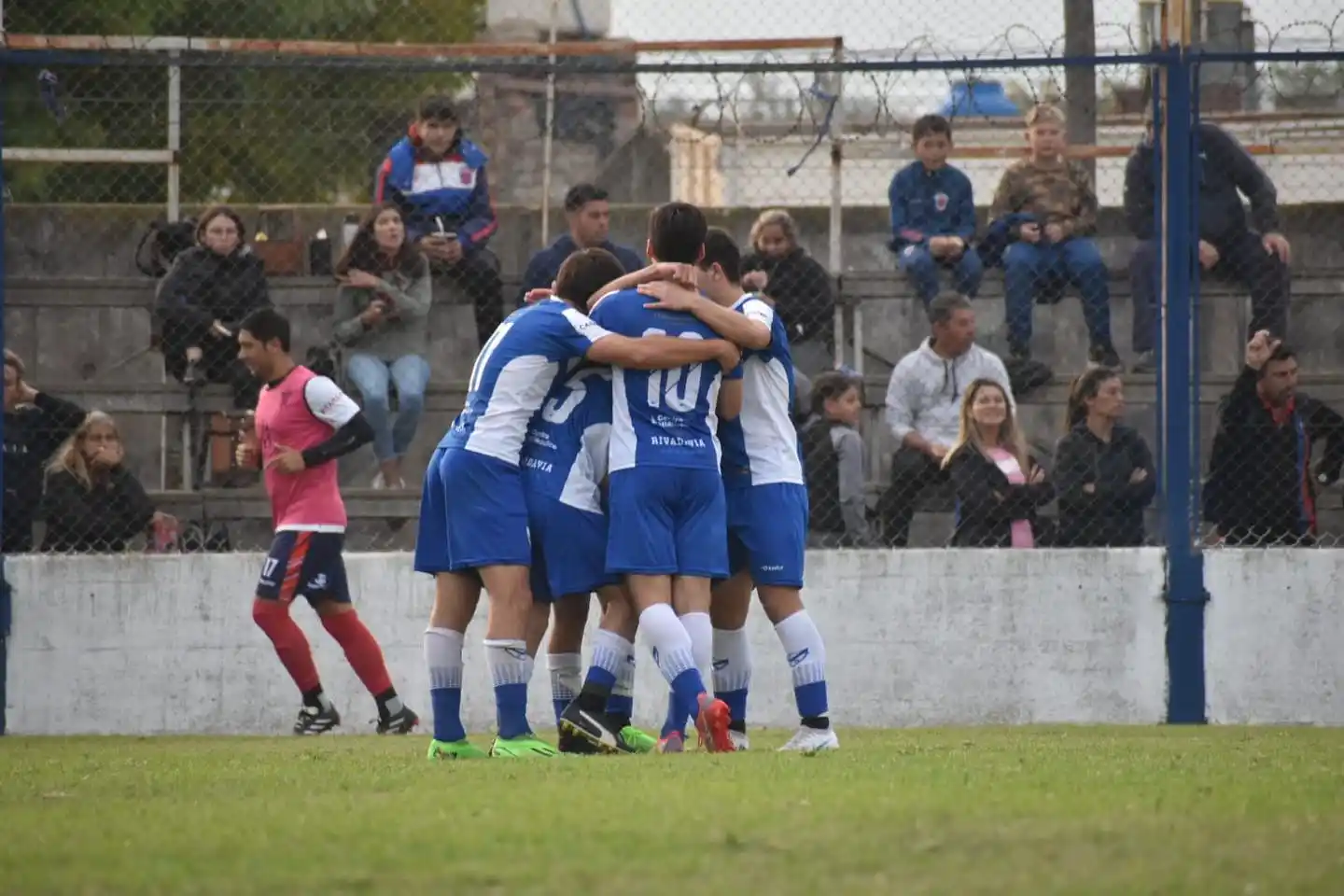 Rivadavia recibe a Unión y Cultura en un partido con tintes de clásico.