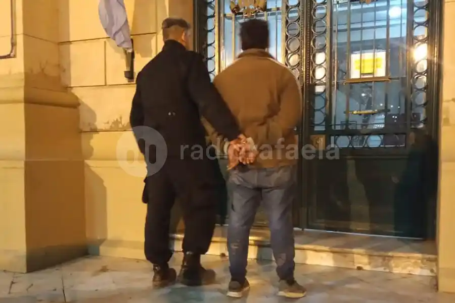 En estado de ebriedad, dañó la casa de una vecina y amenazó con prender fuego la vivienda