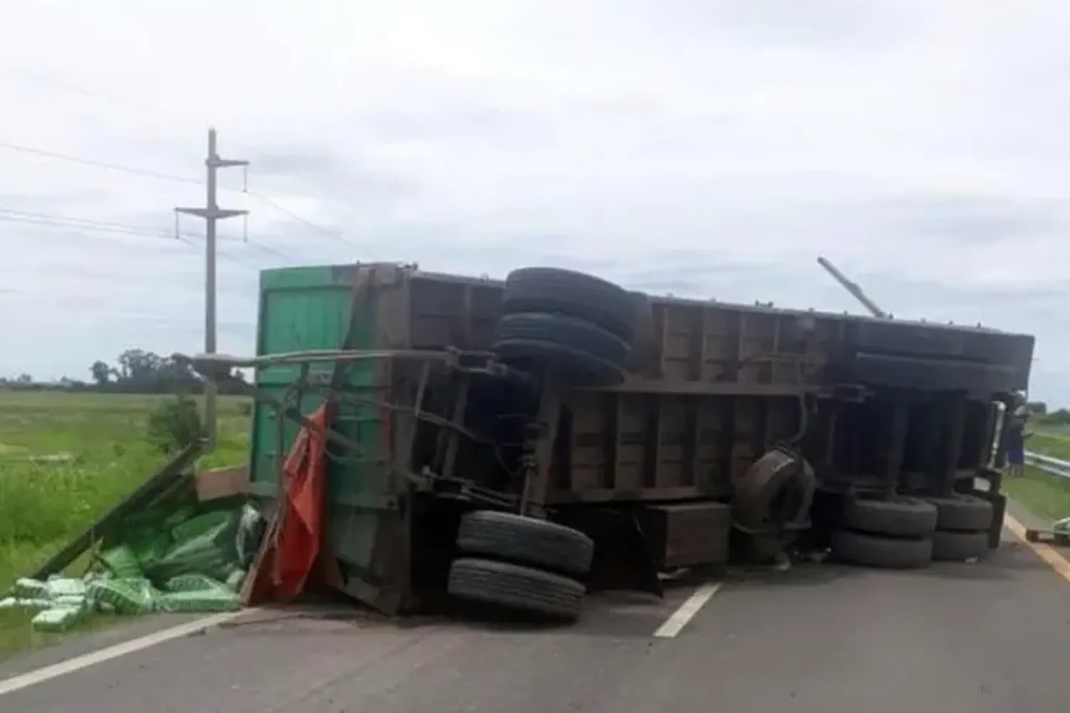 Un camión cargado de arroz volcó en la Ruta 18