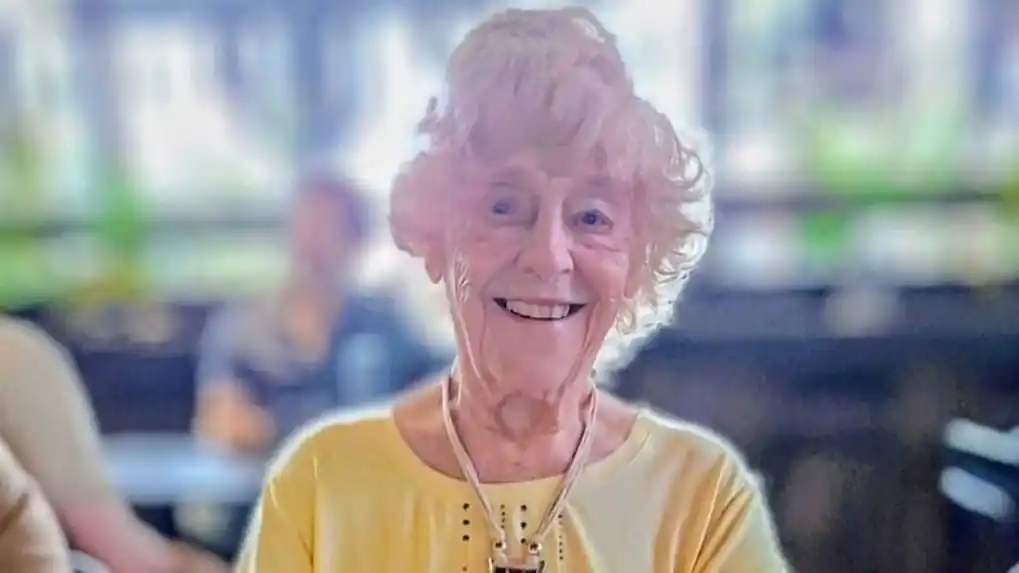 La investigación de la Justicia reveló un giro insólito en el robo que sufrió la jubilada e influencer Mónica Mancini, de 82 años, en su casa de Martínez: mientras los asaltantes estaban dentro de su vivienda, se hicieron varias transferencias de su propia cuenta hacia miembros de la organización criminal.