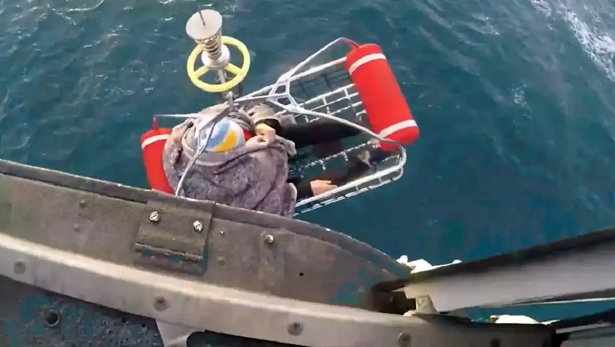 Video: Dramático rescate de urgencia a un tripulante enfermo en el Mar Argentino