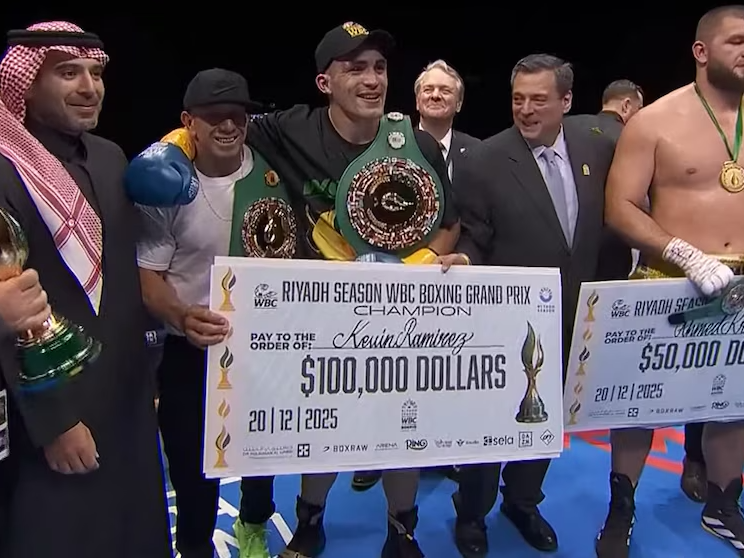 Kevin Ramírez con el cheque ganadro de 100.000 dólares.Foto:DAZN