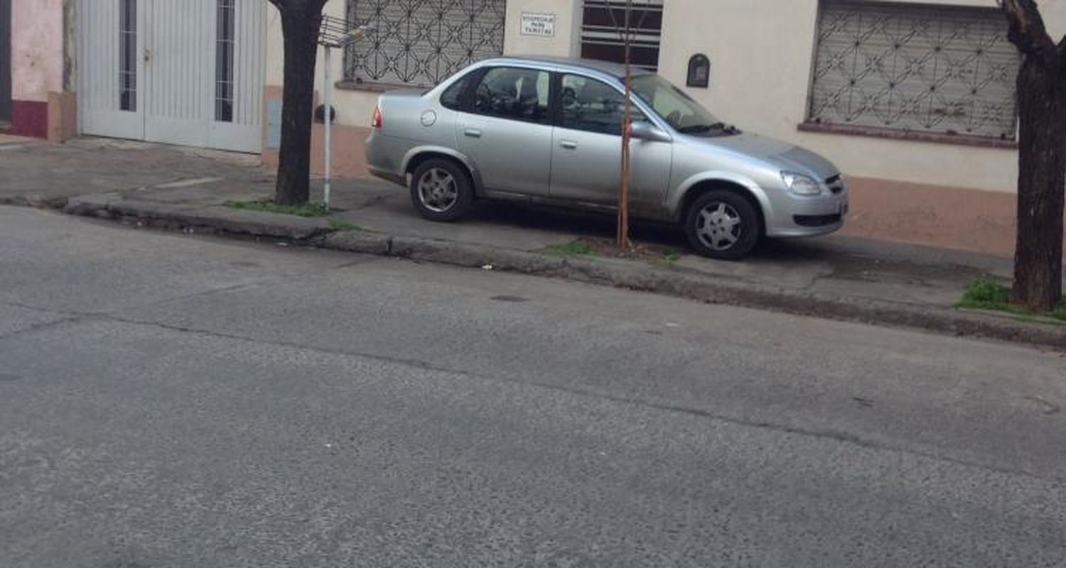 Vecinos continúan estacionando vehículos en las veredas