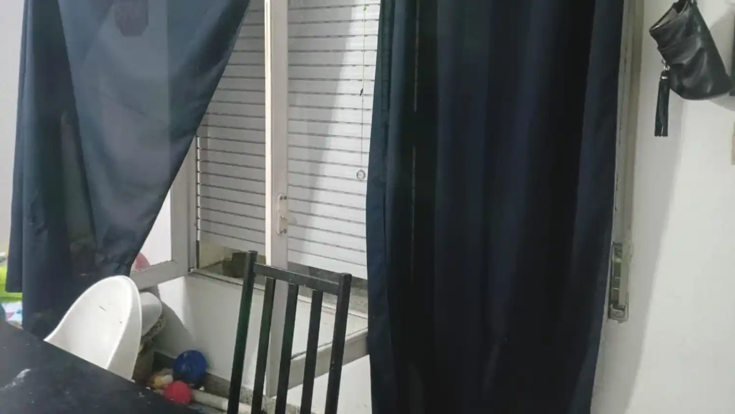 Los delincuentes ingresaron por la ventana tras levantar la cortina.