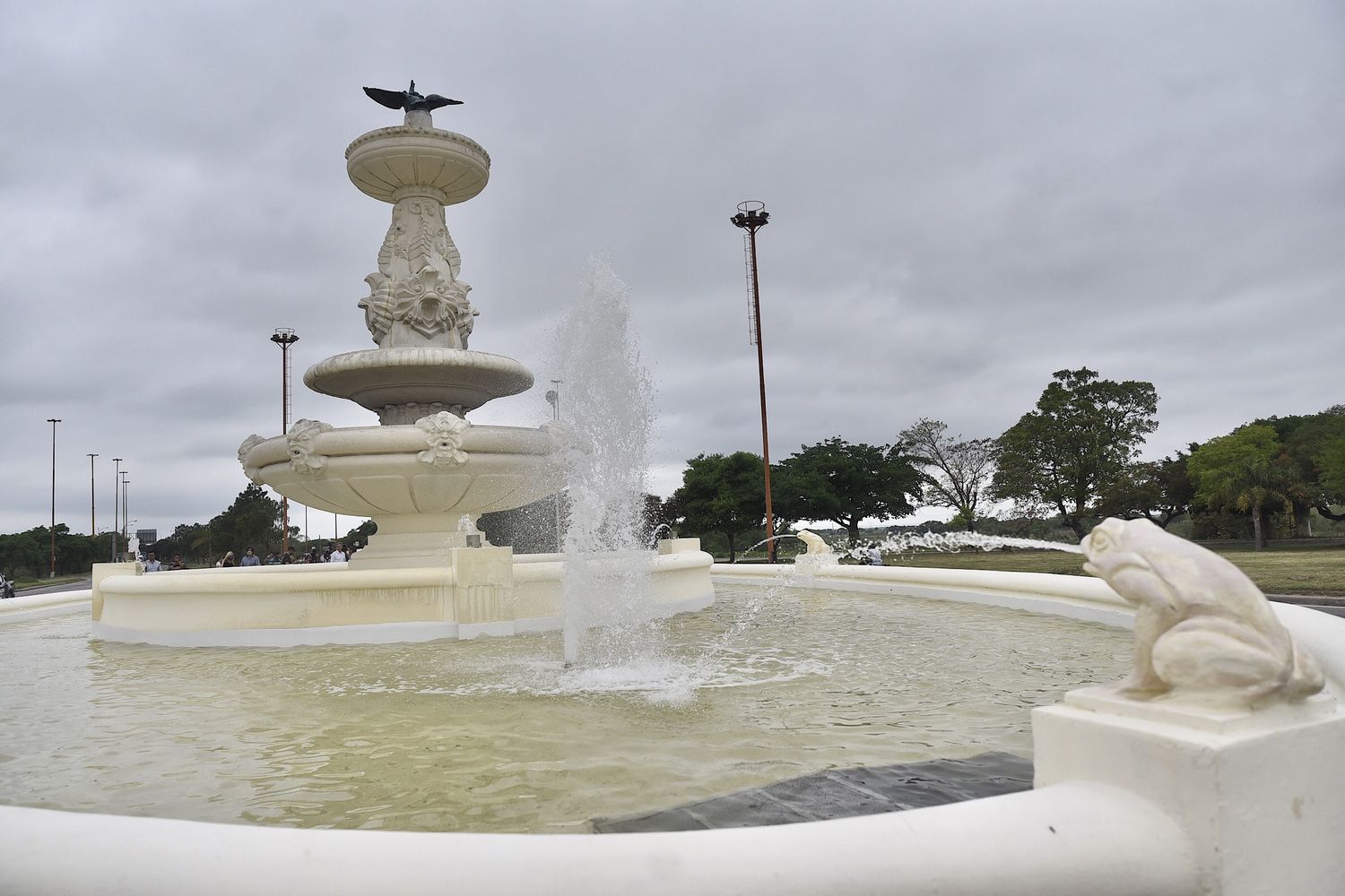Con todo su esplendor, la Fuente de la Cordialidad da la bienvenida a la ciudad