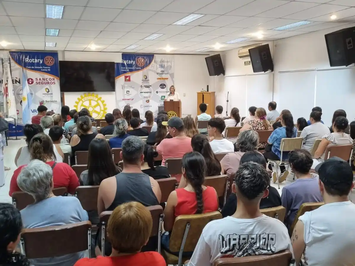 Alumnos secundario y sus familiares en la convocatoria rotaria en la Casa de la Amistad. Foto: RCVT