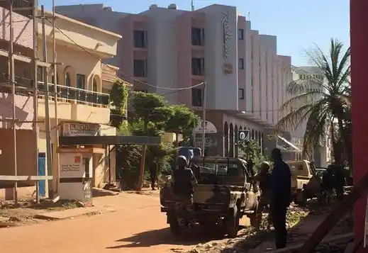 Sigue la toma de un hotel en Mali: liberan 80 rehenes y hay 3 muertos 