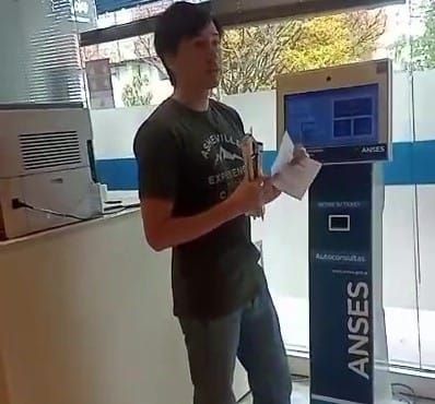 Argûello irrumpió en Anses y sacó carteles de Massa: llamaron a la policía