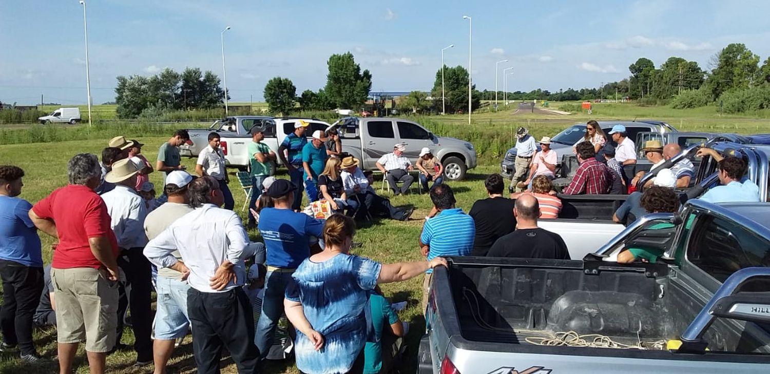 Nueva manifestación en la rotonda del cruce de rutas