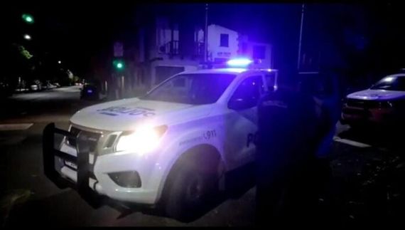 Un motociclista falleció degollado por un cable puesto en la calle entre dos árboles