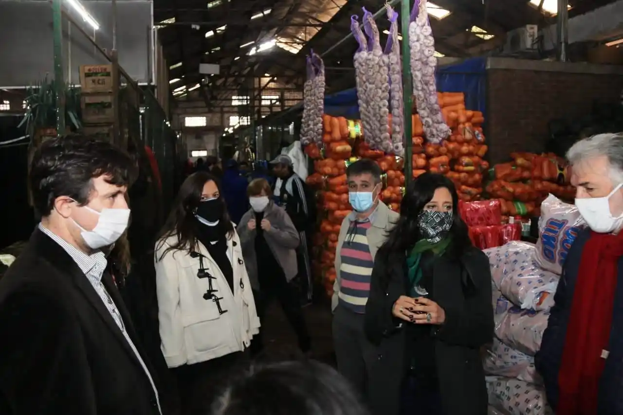 Ghi y Paula Español recorrieron el Mercado Saropalca en Morón y destacaron políticas para garantizar el abastecimiento