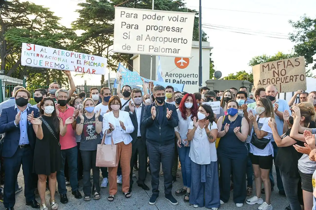 Aeropuerto El Palomar: Dirigentes de Juntos por el Cambio en protesta contra el cierre de la terminal