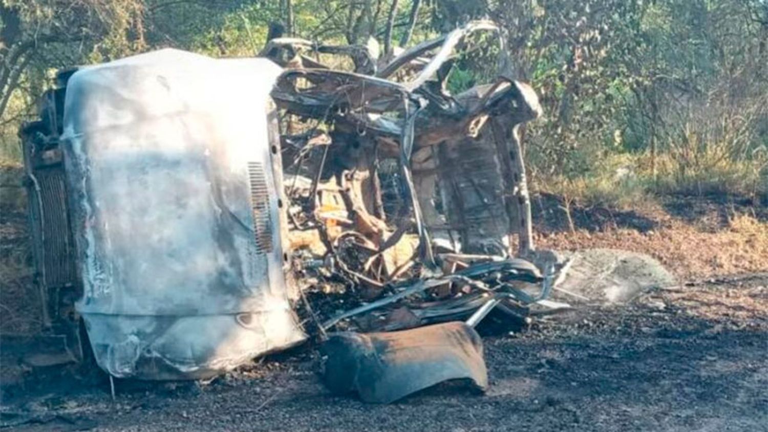 Esquivó una vaca, volcó el auto y explotó el tubo de gas