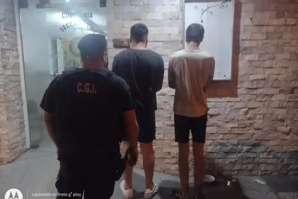 Dos jóvenes, uno de ellos menor, fueron atrapados intentando robar