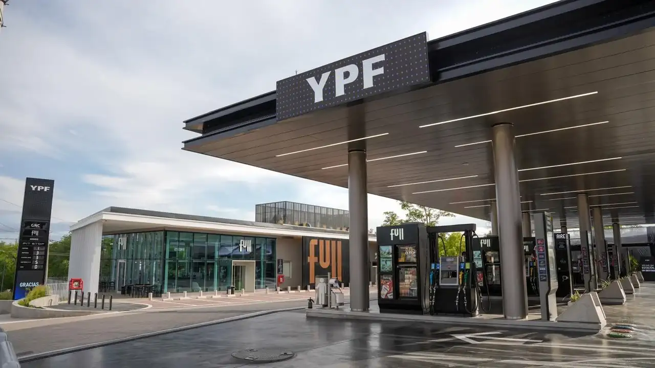 La nueva YPF Black de Córdoba, ubicada frente al puente de Villa Warcalde, es la primera estación de este formato inaugurada en el interior del país.