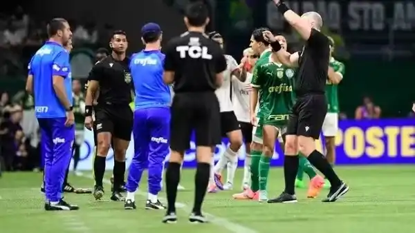 Daronco tomó la decisión de sancionar a Ferreira con una tarjeta roja.