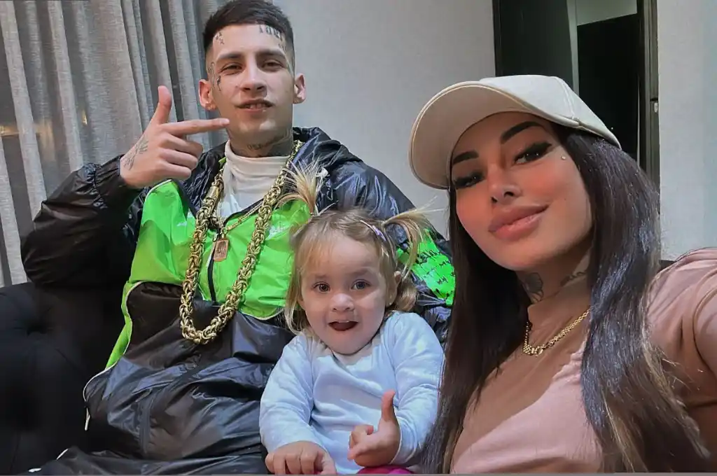 L- gante se mostró junto a su hija y su ex pareja Tamara Báez