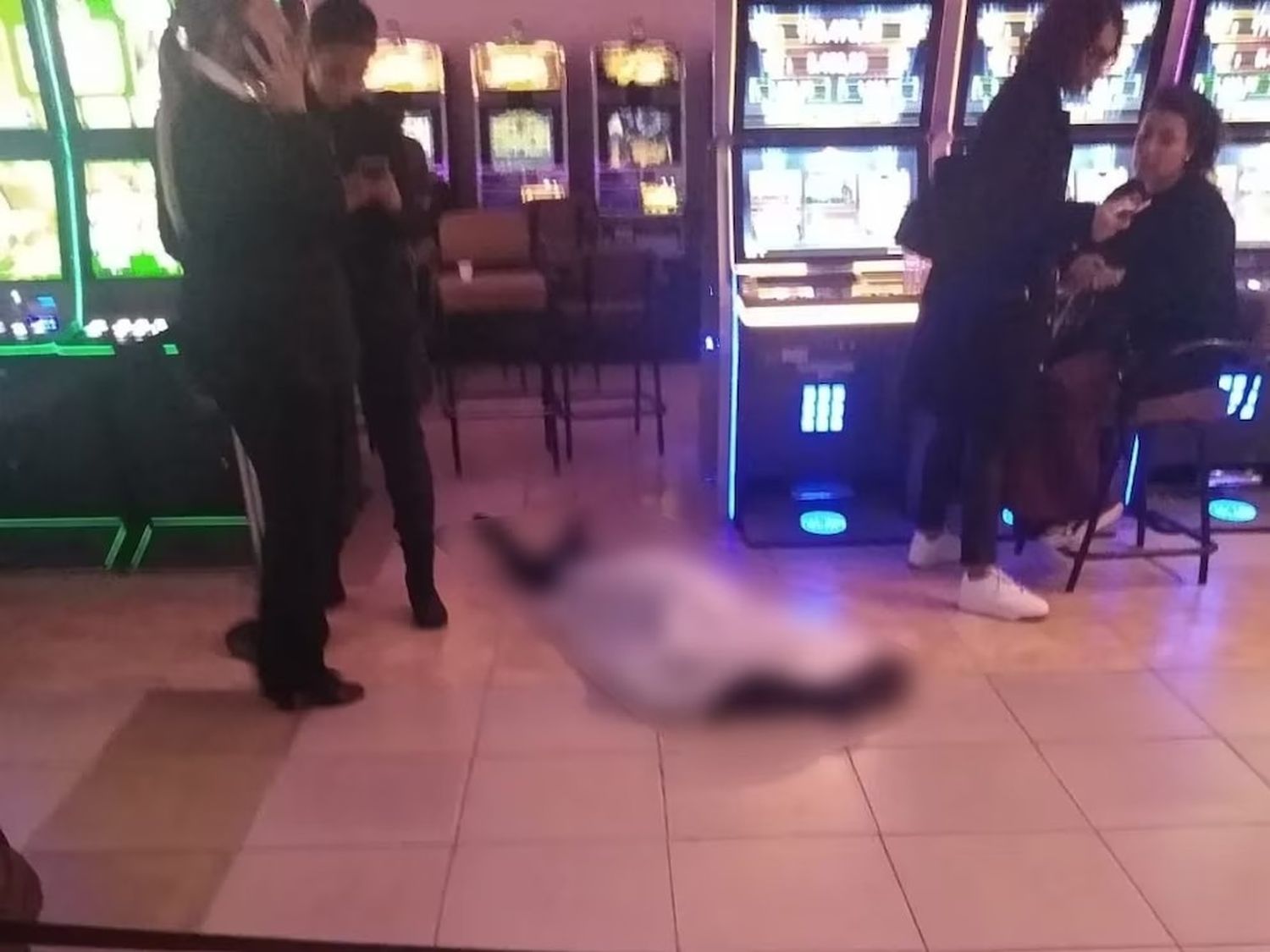 Insólito: una mujer murió en un bingo del Puerto y la gente siguió jugando como si nada