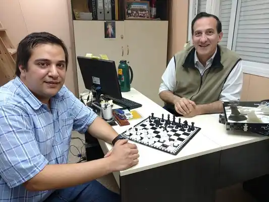 El Hospitalito Baggio incorporó al reconocido Gastón Magallán para un taller gratuito de ajedrez