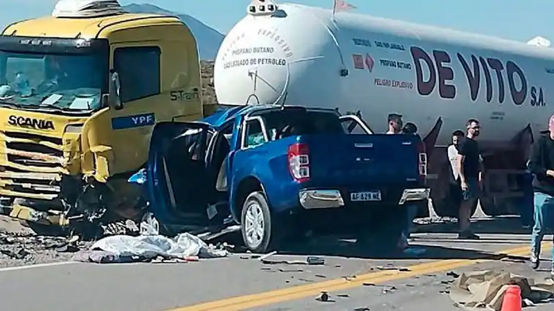 Trágico siniestro: dos niñas y un hombre murieron al chocar contra un camión